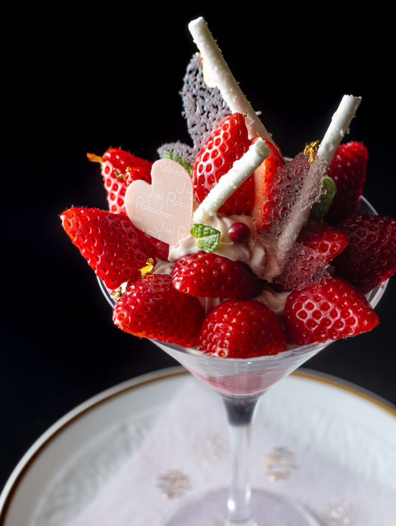 【日本橋ル カフェ ドゥ ジョエル・ロブション】苺づくしの20食限定パフェ＆新作ミルフィーユ 